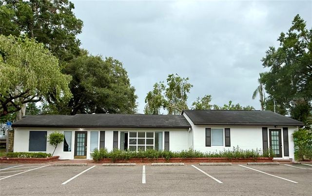 Exterior, Facade, Ranch