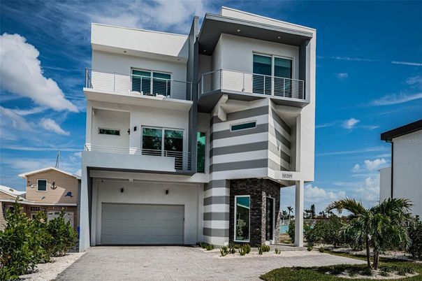 Attached, Exterior, Facade, Modern