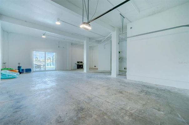 Empty room, Interior, Pendant Lights