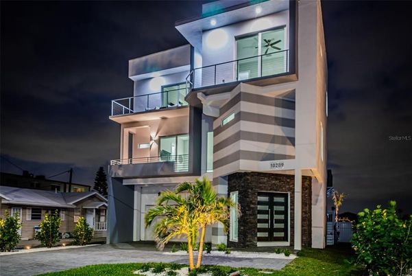 Exterior, Facade, Modern
