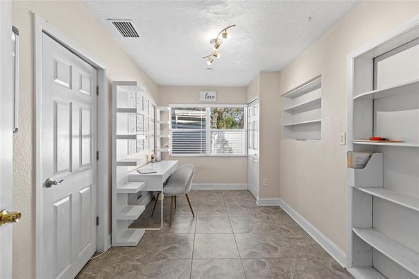 Home Office, Interior