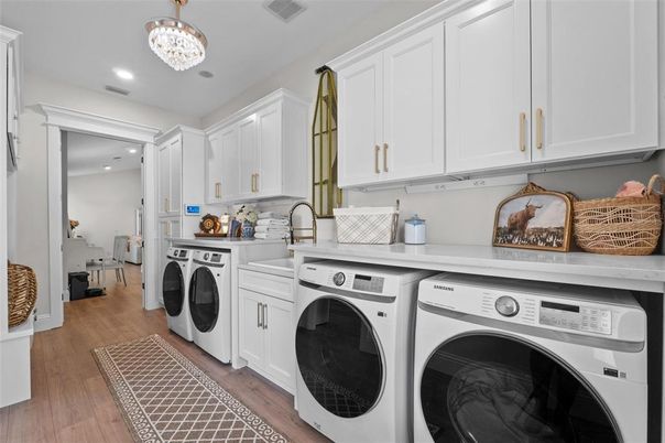 Interior, Recessed Lighting, Washer, Wood Texture Flooring