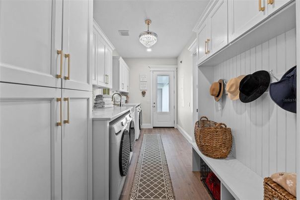 Interior, Recessed Lighting, Washer, Wood Texture Flooring