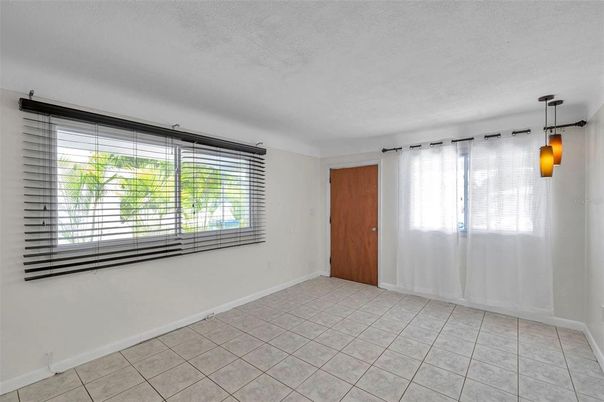 Empty room, Interior, Pendant Lights
