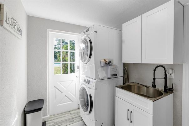 Interior, Washer, Wood Texture Flooring