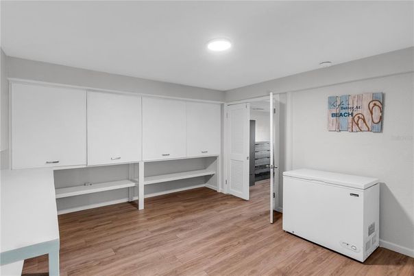 Interior, Recessed Lighting, Washer, Wood Texture Flooring