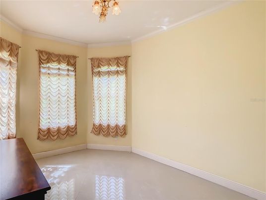 Empty room, Interior