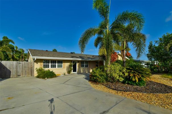 Backyard, Exterior, Facade, Ranch