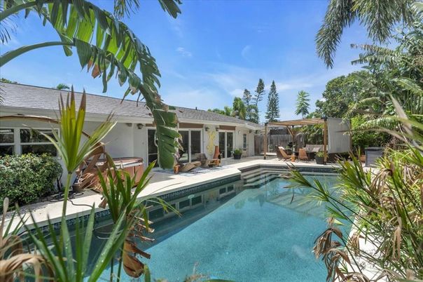 Exterior, Pool