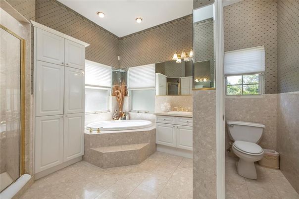 Bathroom, Dual Sink Vanities, Interior, Recessed Lighting