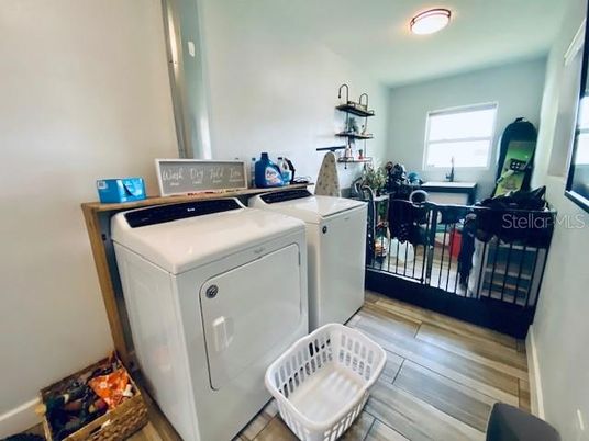 Interior, Recessed Lighting, Washer, Wood Texture Flooring