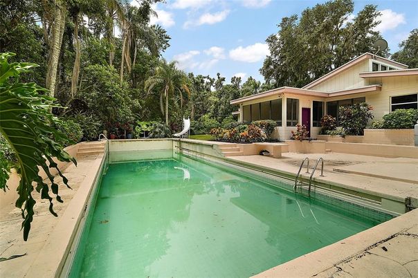 Exterior, Pool