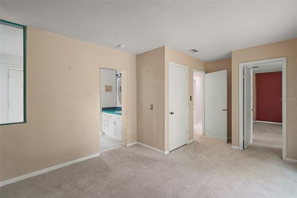 Empty room, Interior
