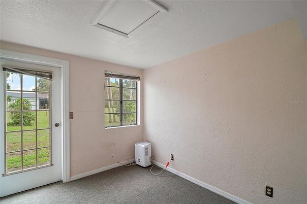 Empty room, Interior