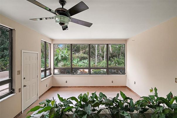 Empty room, Interior