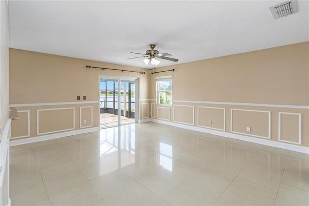 Empty room, Interior