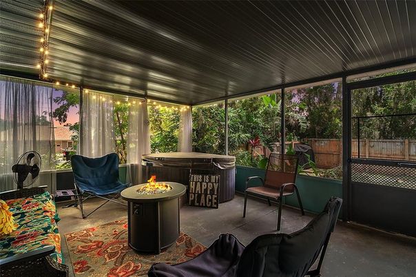 Hot Tub, Interior, Sun Room