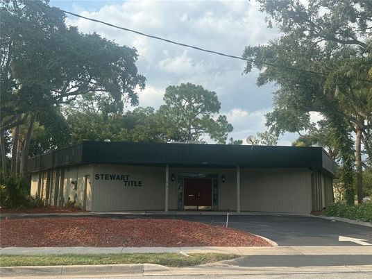 Exterior, Facade, Modern