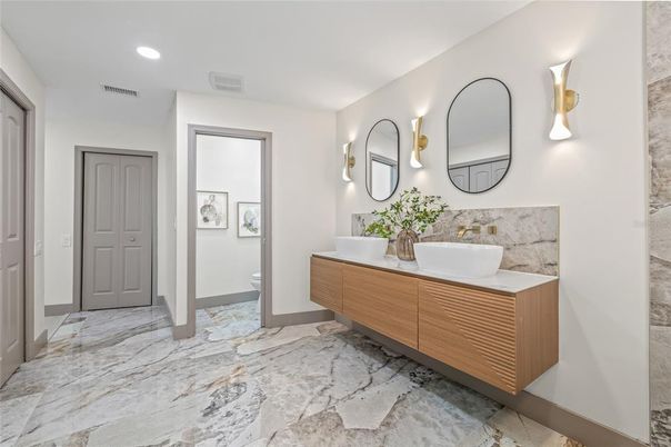 Bathroom, Dual Sink Vanities, Interior, Recessed Lighting