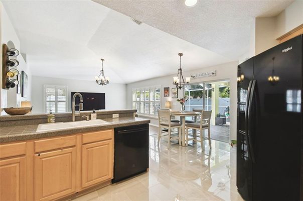 Chandelier, Dining room, Interior, Kitchen, Pendant Lights, Recessed Lighting, Tile Countertops