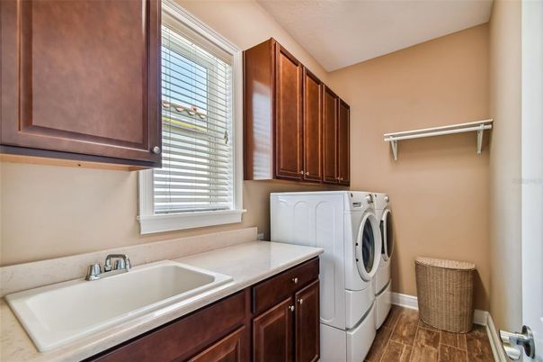 Interior, Washer, Wood Texture Flooring