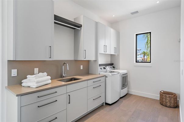 Interior, Recessed Lighting, Washer, Wood Texture Flooring