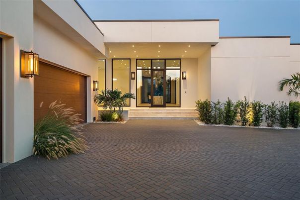 Exterior, Facade, Modern