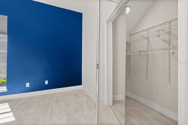 Empty room, Interior