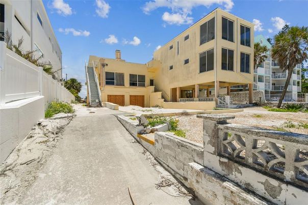 Exterior, Facade, Modern