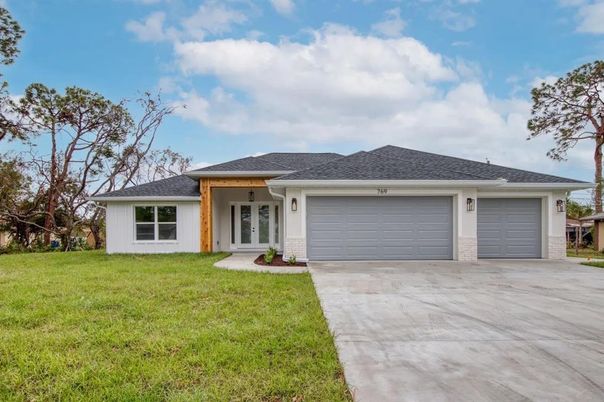 Attached, Exterior, Facade, Ranch