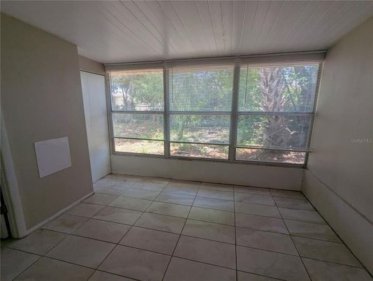 Empty room, Interior