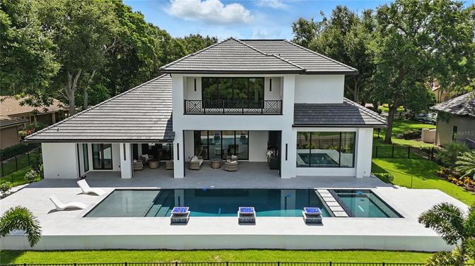 Exterior, Facade, Pool, Modern