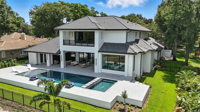 Exterior, Facade, Hot Tub, Pool, Modern