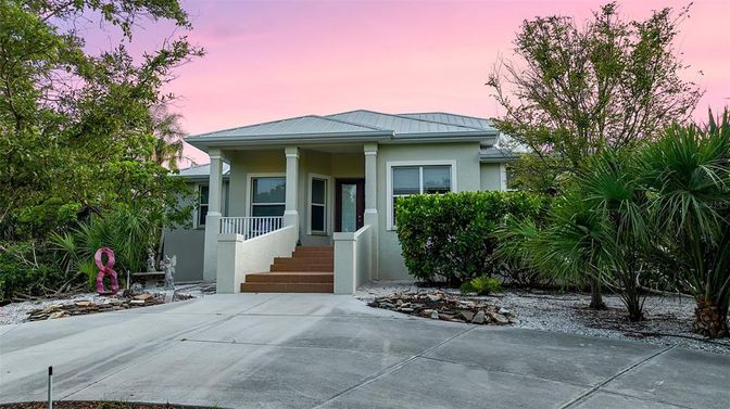 Exterior, Facade, Ranch