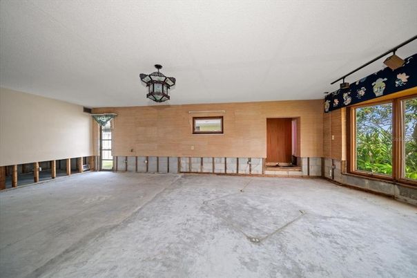 Empty room, Interior
