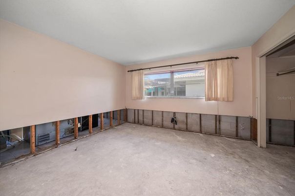 Empty room, Interior