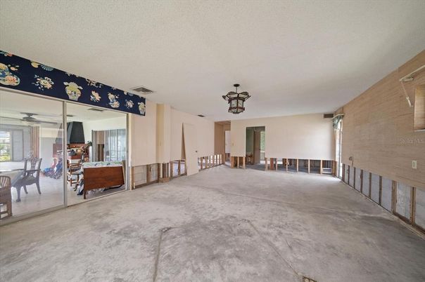 Empty room, Interior