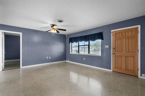 Empty room, Interior