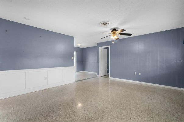 Empty room, Interior