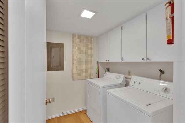 Interior, Recessed Lighting, Washer, Wood Texture Flooring