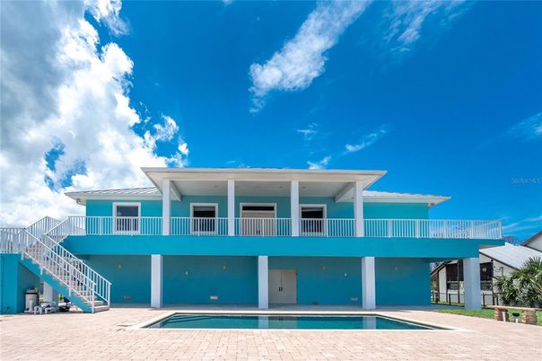 Exterior, Facade, Pool, Modern