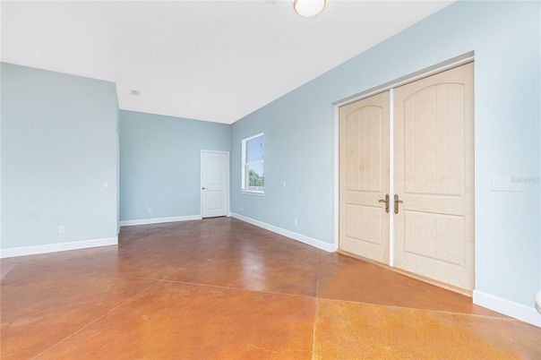 Empty room, Interior