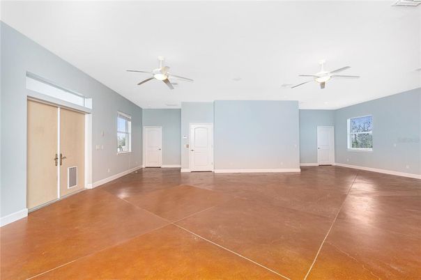 Empty room, Interior