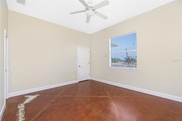 Empty room, Interior