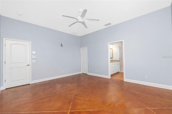 Empty room, Interior