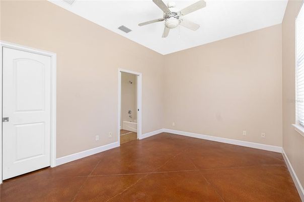 Empty room, Interior