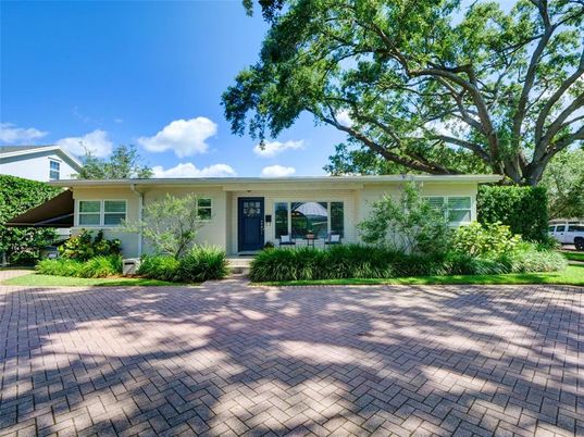 Exterior, Facade, Ranch