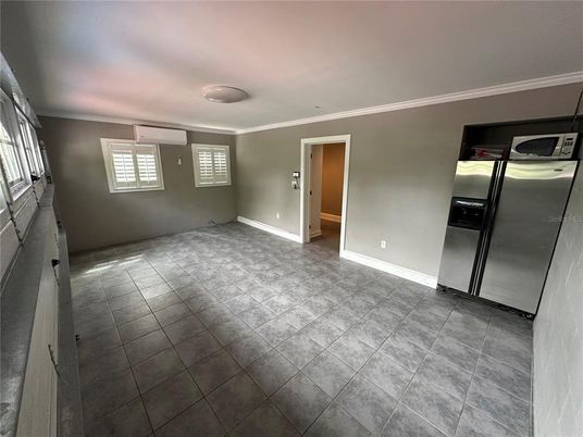 Empty room, Interior