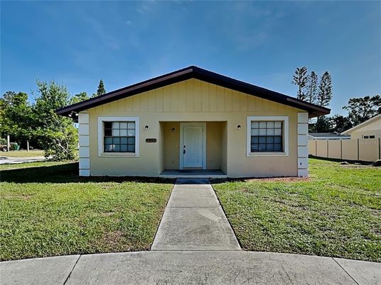 Exterior, Facade, Ranch