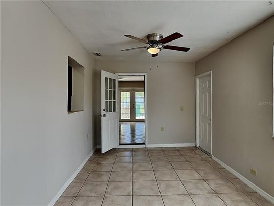 Empty room, Interior